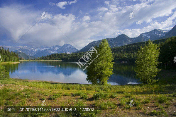 山上的湖