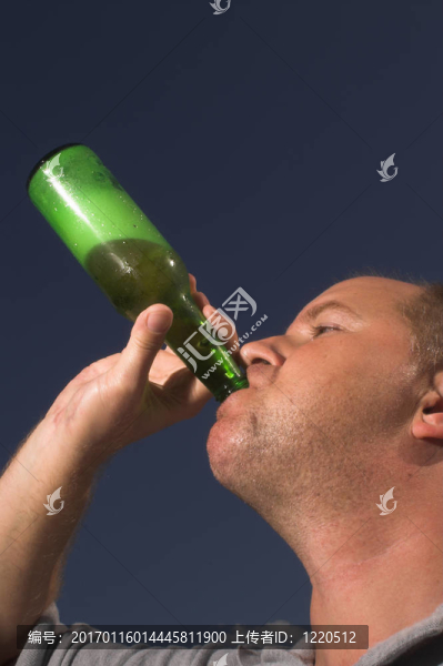 男人喝啤酒