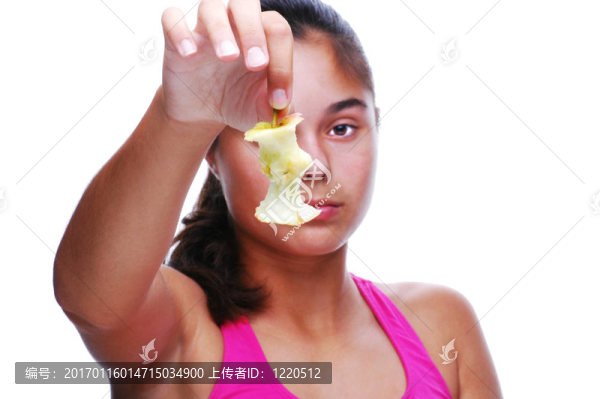 女孩抱著吃了半個(gè)蘋果