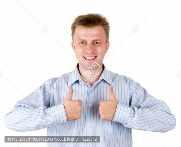微笑的年輕人豎起大拇指