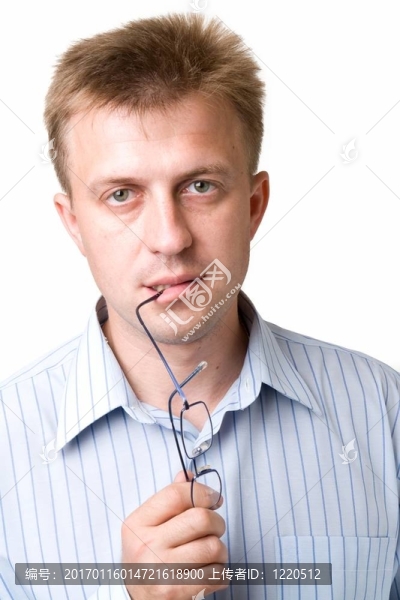 嚴肅男子戴眼鏡