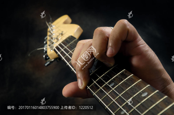彈吉他。