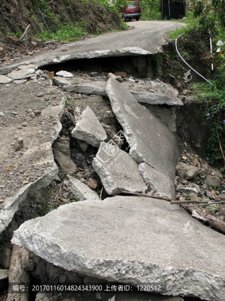 破碎的道路