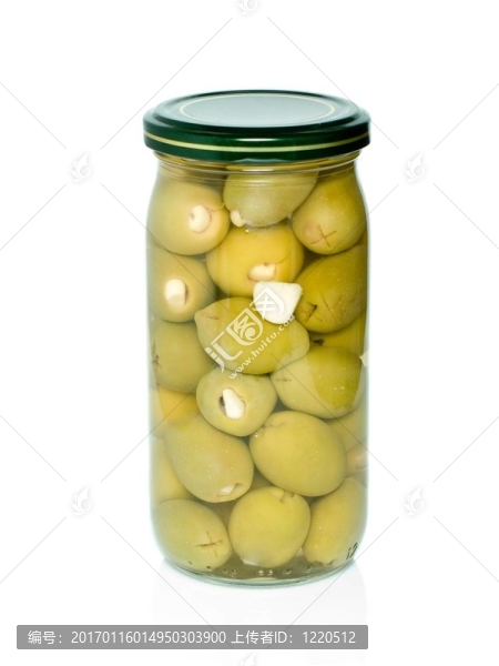 在玻璃罐中保存有大蒜的橄欖