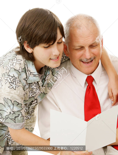 兒子念賀卡給爸爸