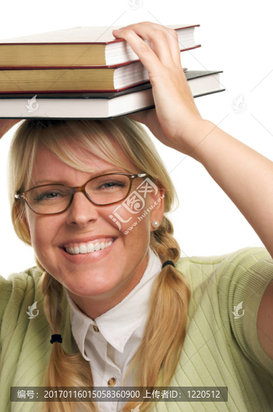 微笑的女孩與書籍