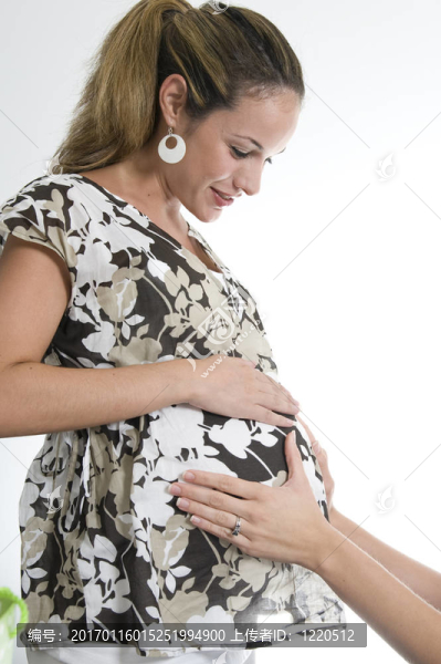 手放在懷孕的肚子上