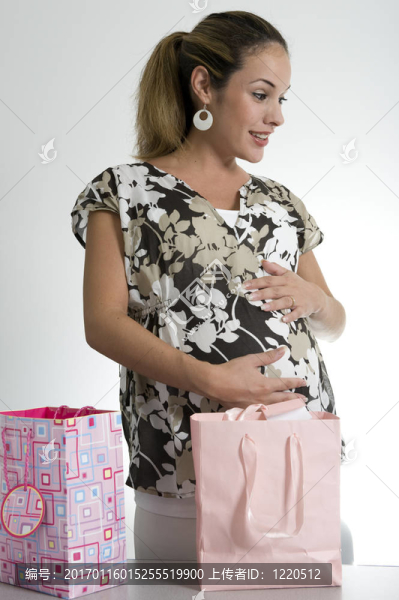 女人抱著肚子