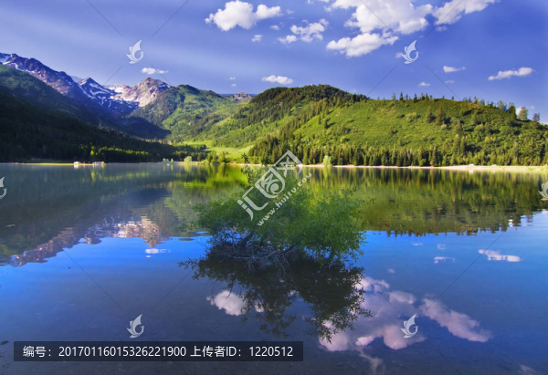 山上的湖