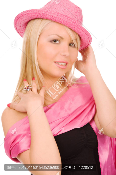 戴粉紅色帽子的女人