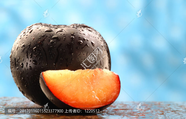 新鮮的黑李子
