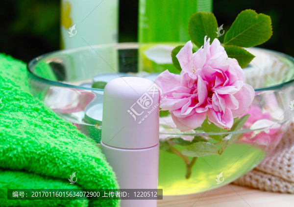 綠色的夏天溫泉