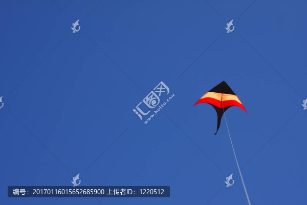 彩色的風(fēng)箏在天空中飛翔