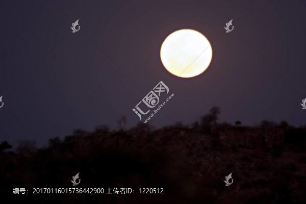 在該塊的滿月