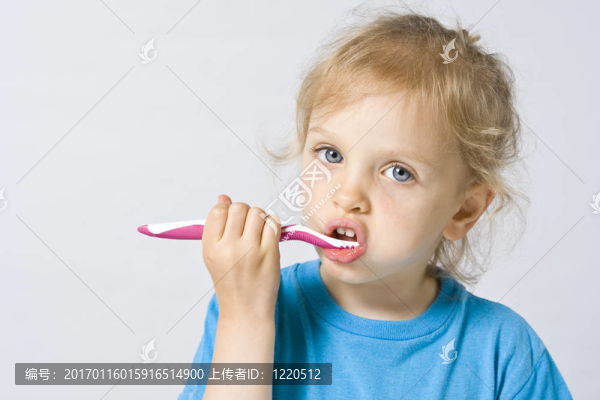 孩子刷牙