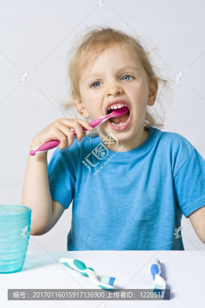 孩子刷牙