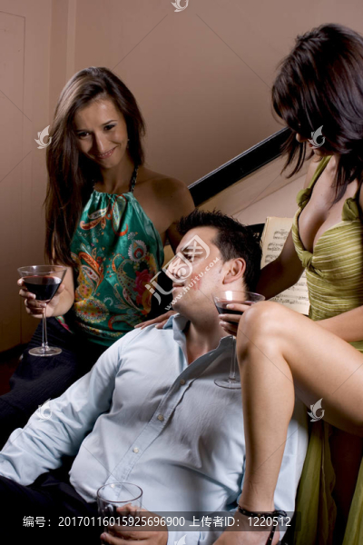 兩個(gè)女人和一個(gè)男人