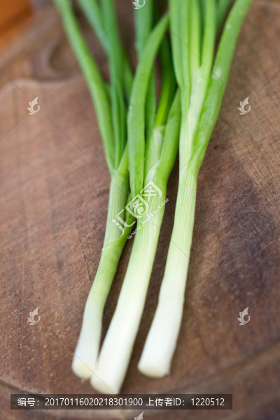 在砧板上韭菜