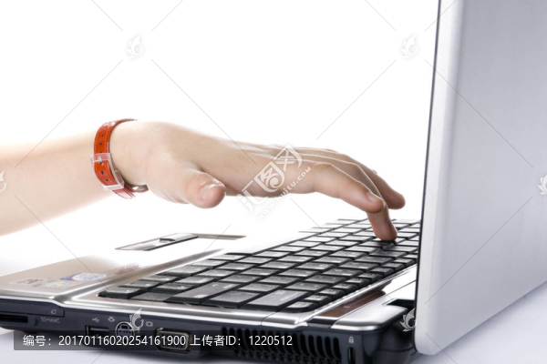 在筆記本上打字