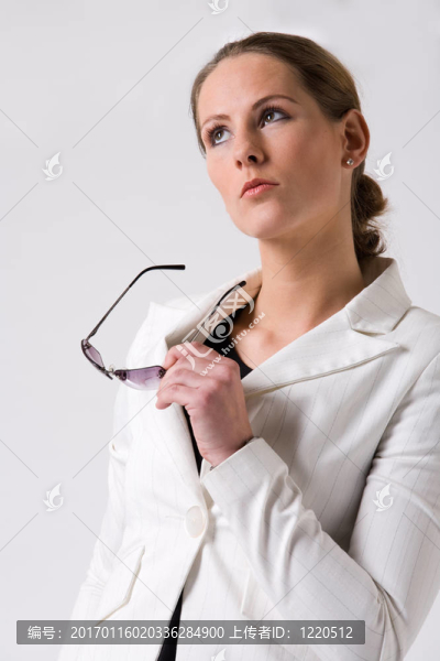 年輕的女人在尋找有趣的東西