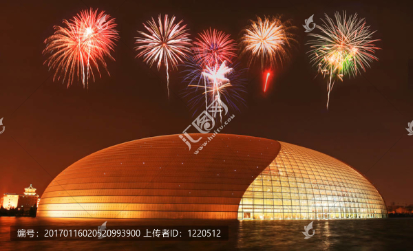 新建成的北京國(guó)家劇院復(fù)雜嗎？用煙火說明