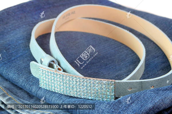 閃閃發(fā)光的皮帶和牛仔褲