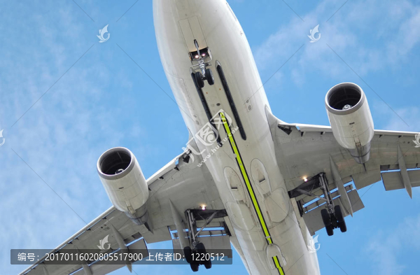 低空飛行的飛機(jī)