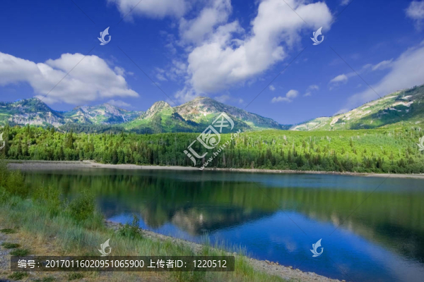 山上的湖