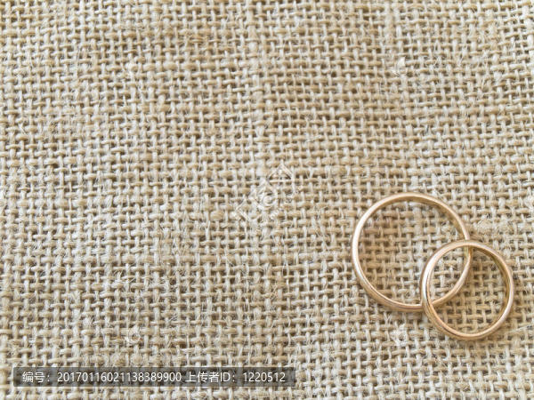 亞麻布上的金戒指