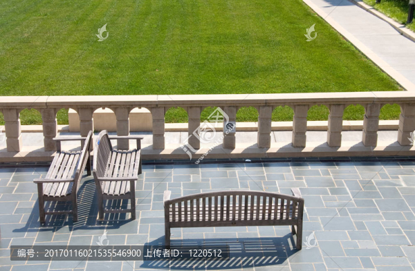公園的長椅上-匯圖網(wǎng) www.fosd68.com 公園的長椅上