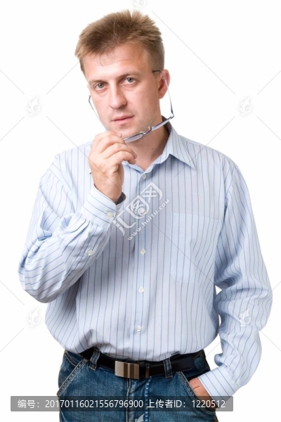 嚴(yán)肅男子戴眼鏡-匯圖網(wǎng) www.fosd68.com 嚴(yán)肅男子戴眼鏡