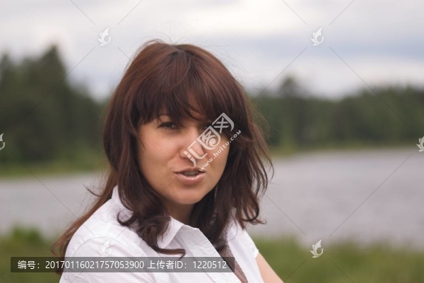 年輕美麗的女人