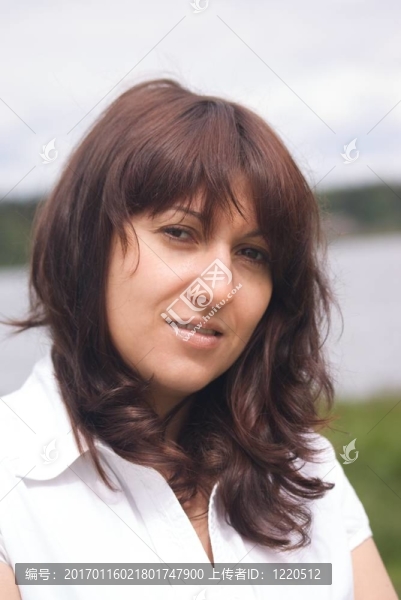 年輕美麗的女人