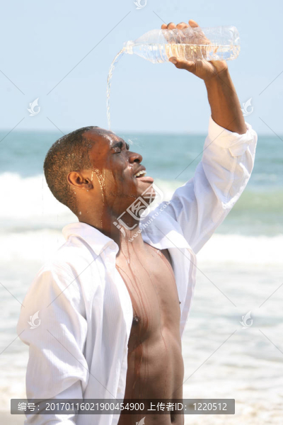 幸福的非洲裔美國(guó)人澆在他的頭上的水-匯圖網(wǎng) www.fosd68.com 幸福的非洲裔美國(guó)人澆在他的頭上的水