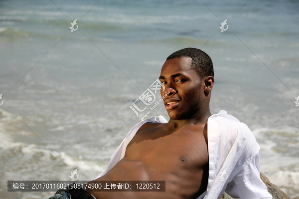 性感的非洲裔美國人在海灘上擺姿勢