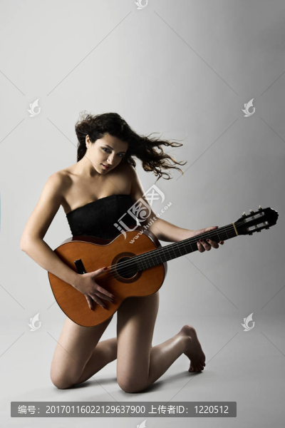 性感的女人帶著吉他