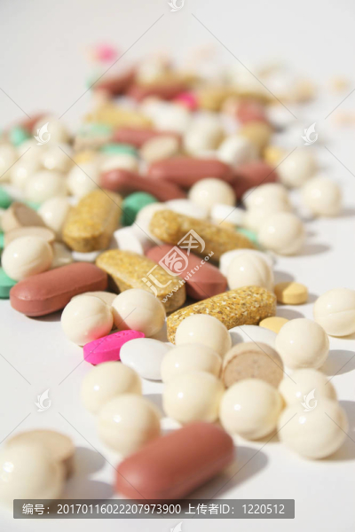 一堆溢出的藥丸