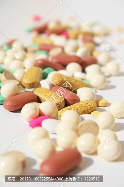 一堆溢出的藥丸