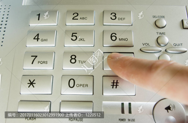 手指與手機