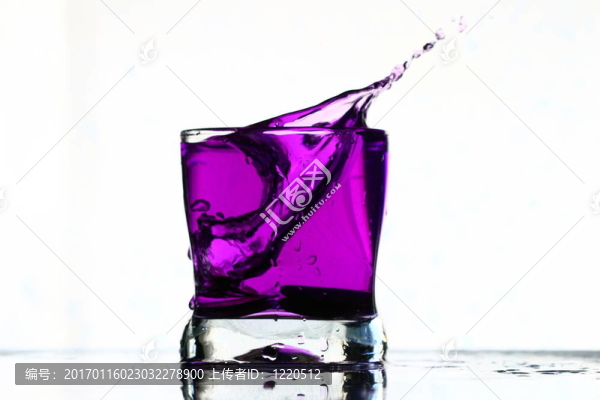 雞尾酒飲料濺
