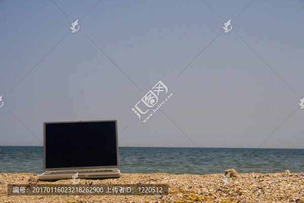 筆記本電腦在海灘上