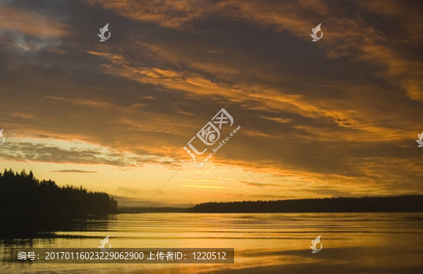 在白海的日出；Karelia；俄羅斯