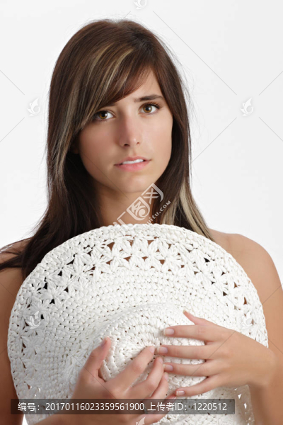 年輕的女人拿著一頂帽子