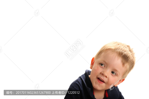可愛的微笑的男孩