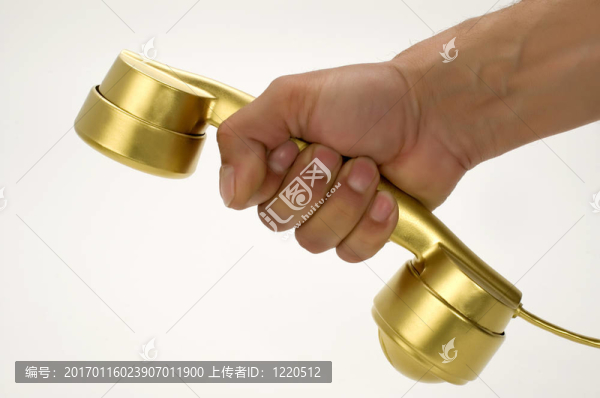 金色的電話在一只手上。