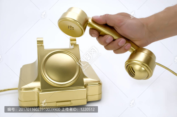 金色的電話在一只手上。