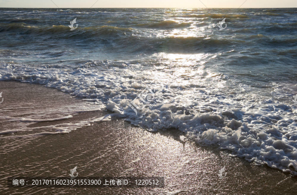 海岸和黃昏的陽光路徑