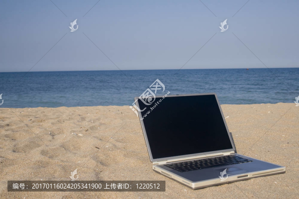 筆記本電腦在海灘上