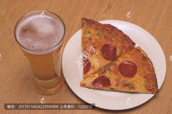 比薩餅和啤酒