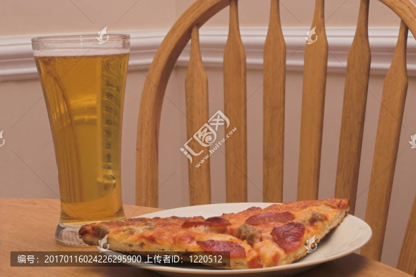 比薩餅和啤酒